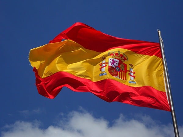 Bandera de España con ley estatal para regular la obligatoriedad de los seguros de comunidades de propietarios