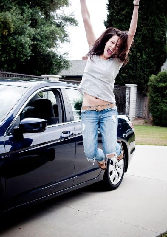 Chica con seguro de coche a terceros